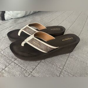 Women’s Coach Jolene Wedge Flip-Flops Sandals 7.5 Brown / tan / cream